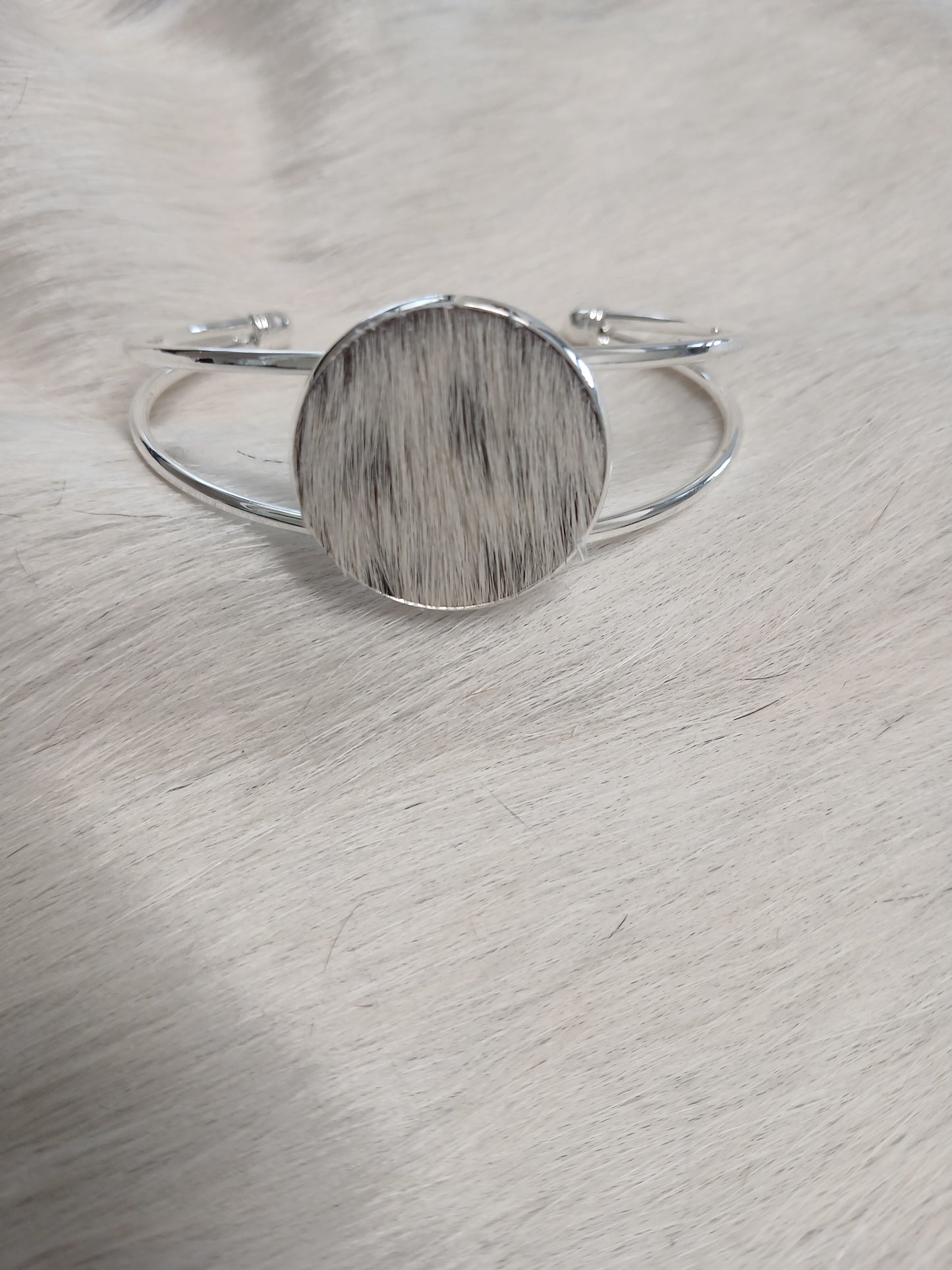 Classic Cowhide Cuff Bracelet - Everyday Elegance