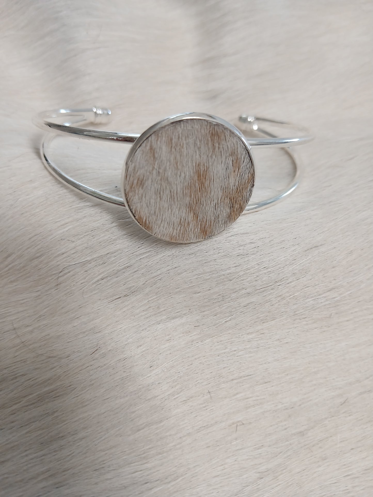 Classic Cowhide Cuff Bracelet - Everyday Elegance