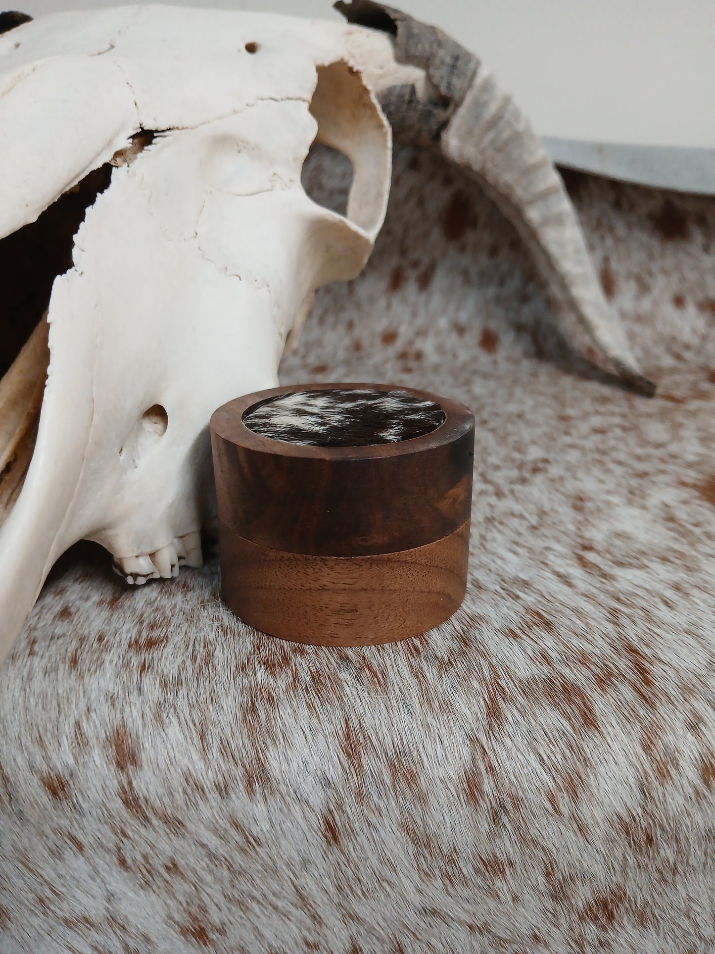 Premium Cowhide Ring Box - Elegant Jewelry Storage