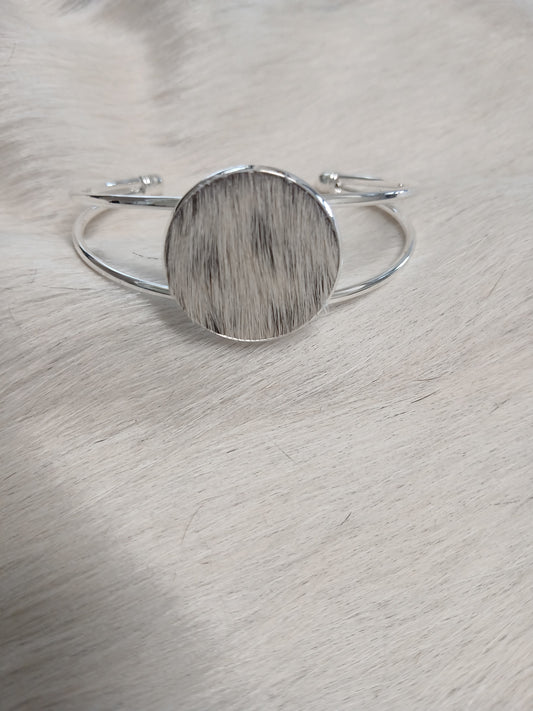 Classic Cowhide Cuff Bracelet - Everyday Elegance