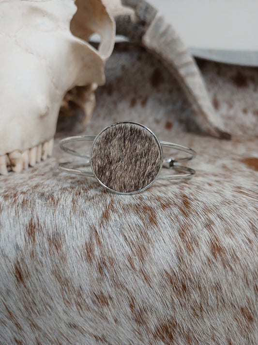 Classic Cowhide Cuff Bracelet - Everyday Elegance