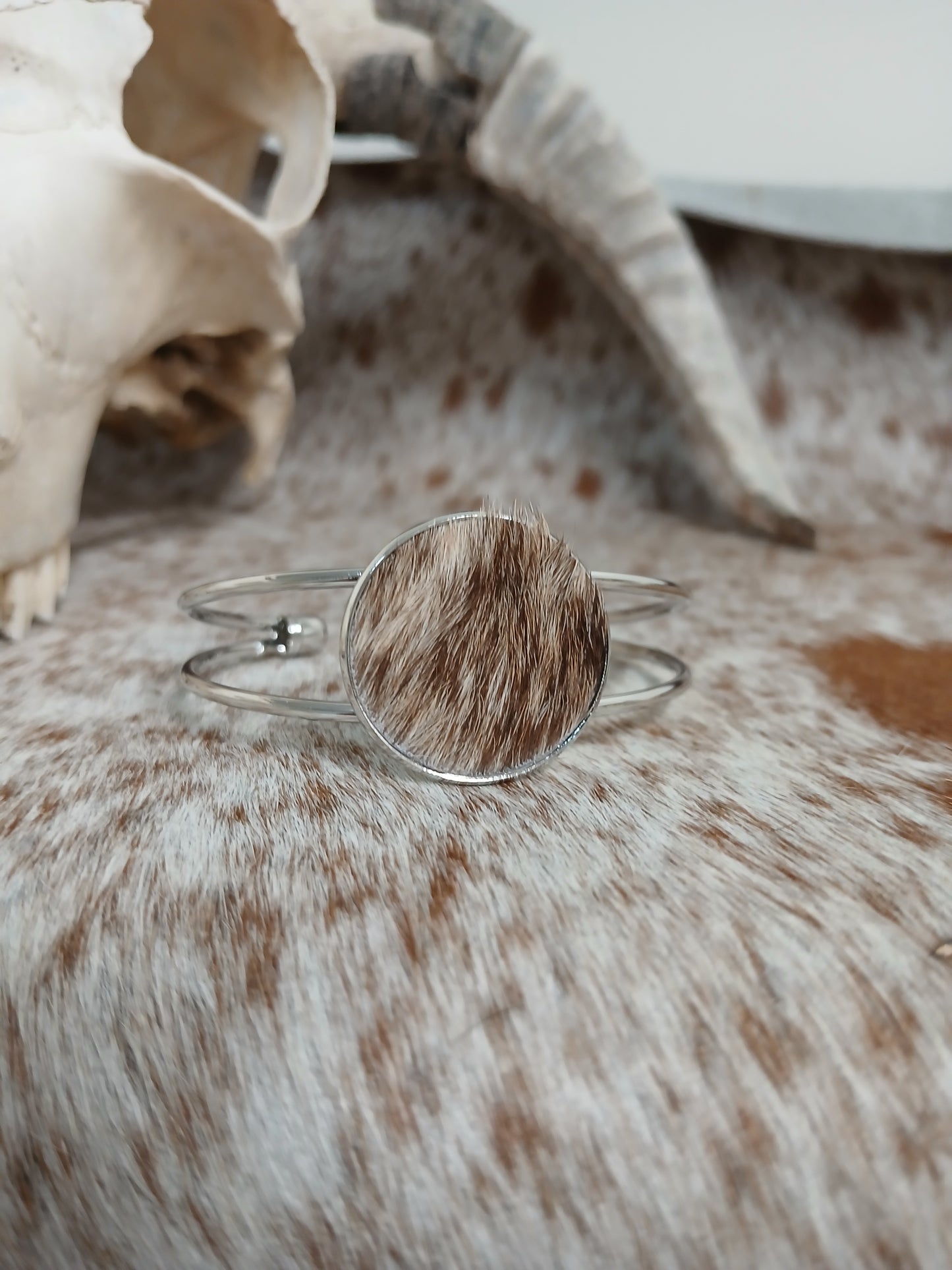 Classic Cowhide Cuff Bracelet - Everyday Elegance