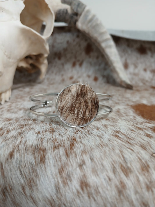 Classic Cowhide Cuff Bracelet - Everyday Elegance