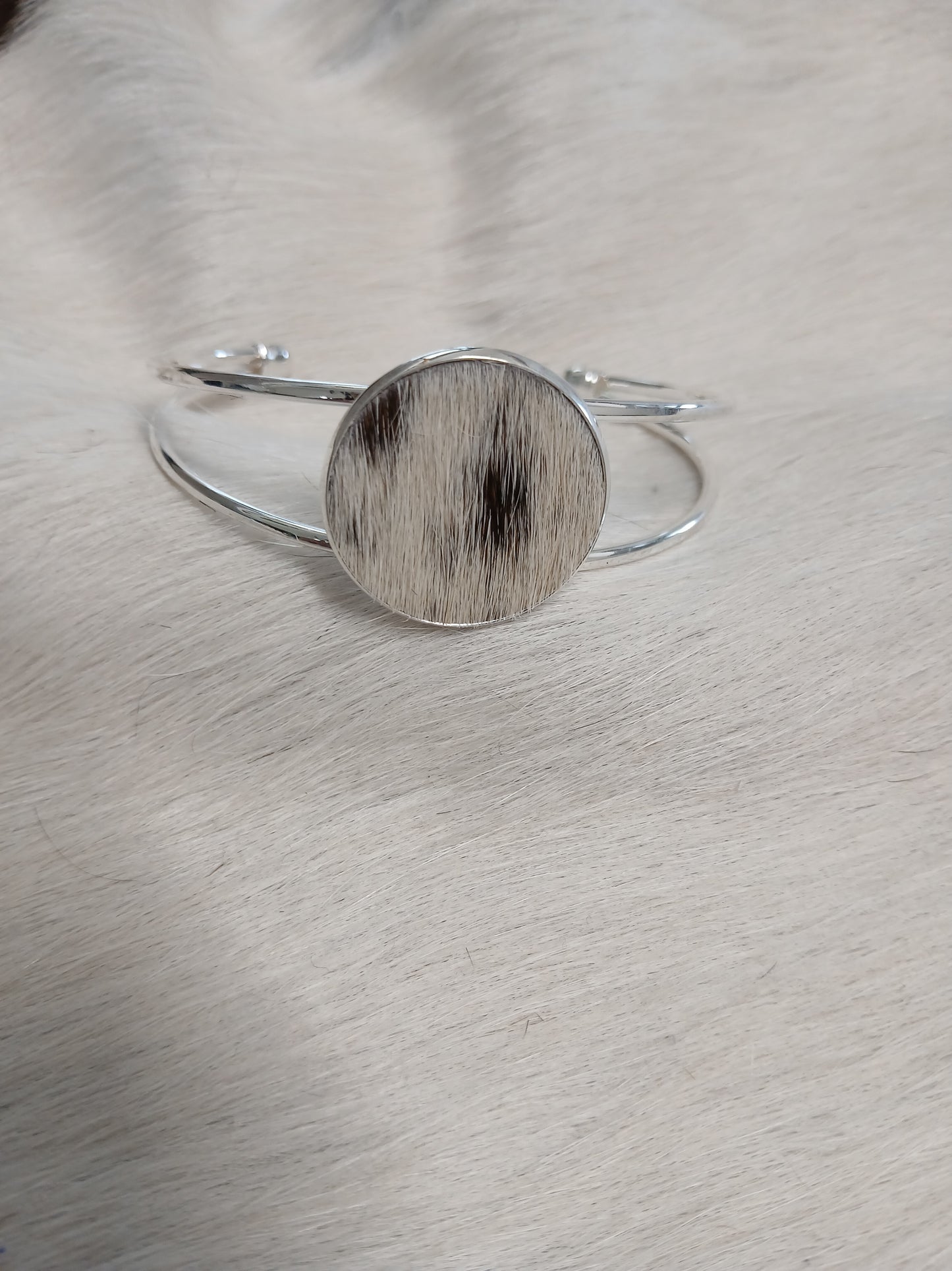 Classic Cowhide Cuff Bracelet - Everyday Elegance