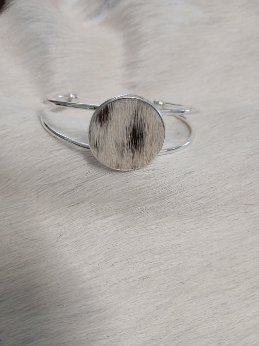 Classic Cowhide Cuff Bracelet - Everyday Elegance