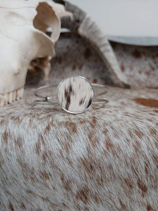 Classic Cowhide Cuff Bracelet - Everyday Elegance