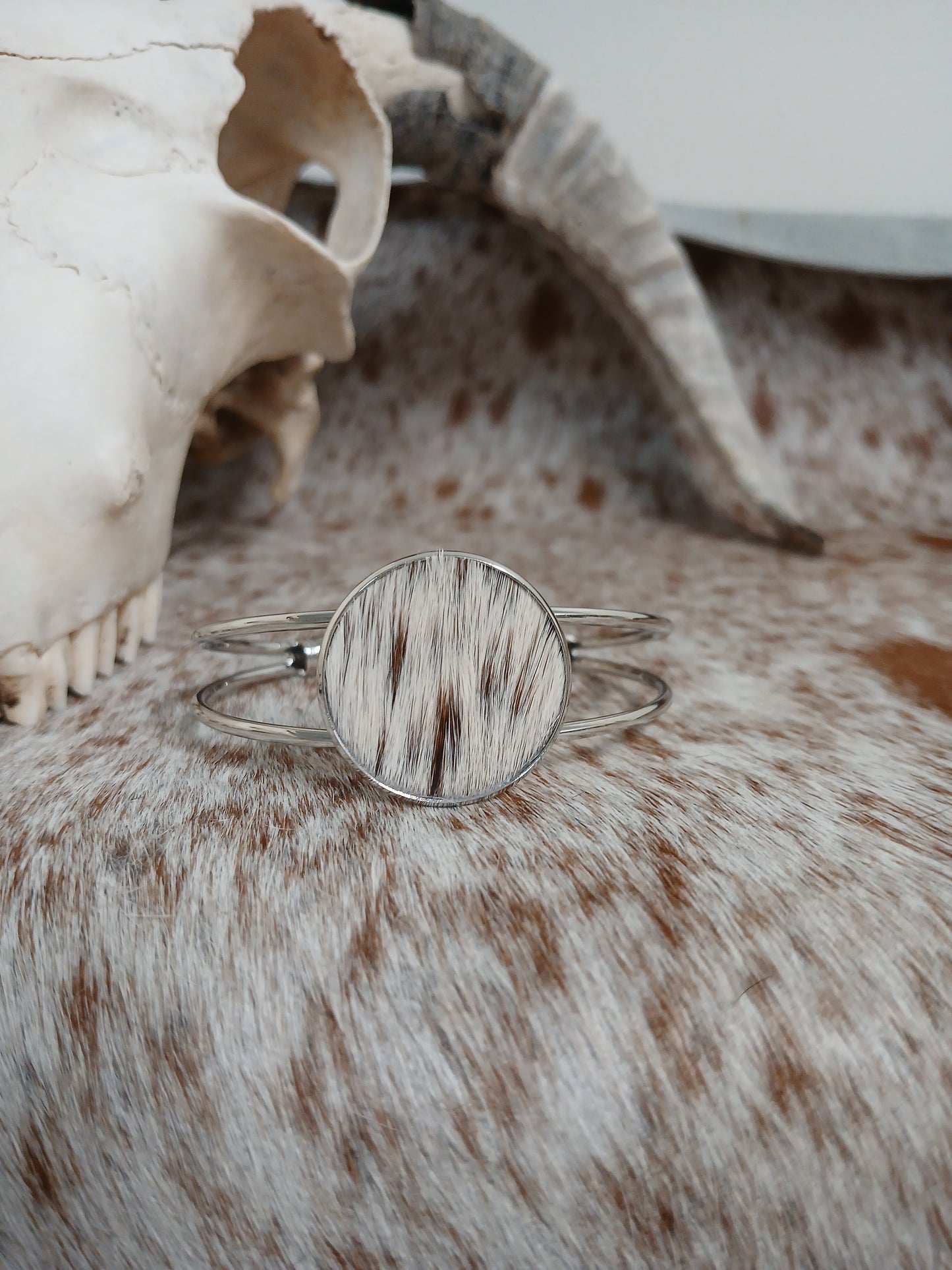 Classic Cowhide Cuff Bracelet - Everyday Elegance