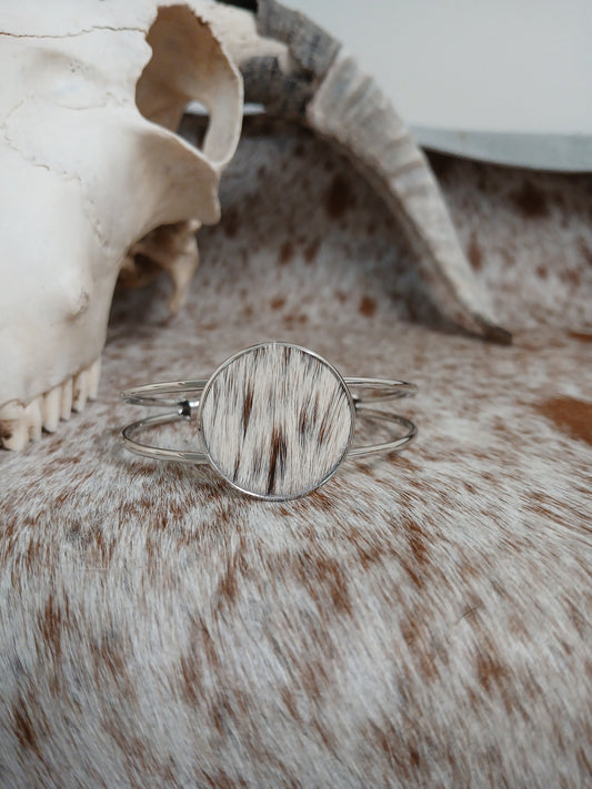 Classic Cowhide Cuff Bracelet - Everyday Elegance